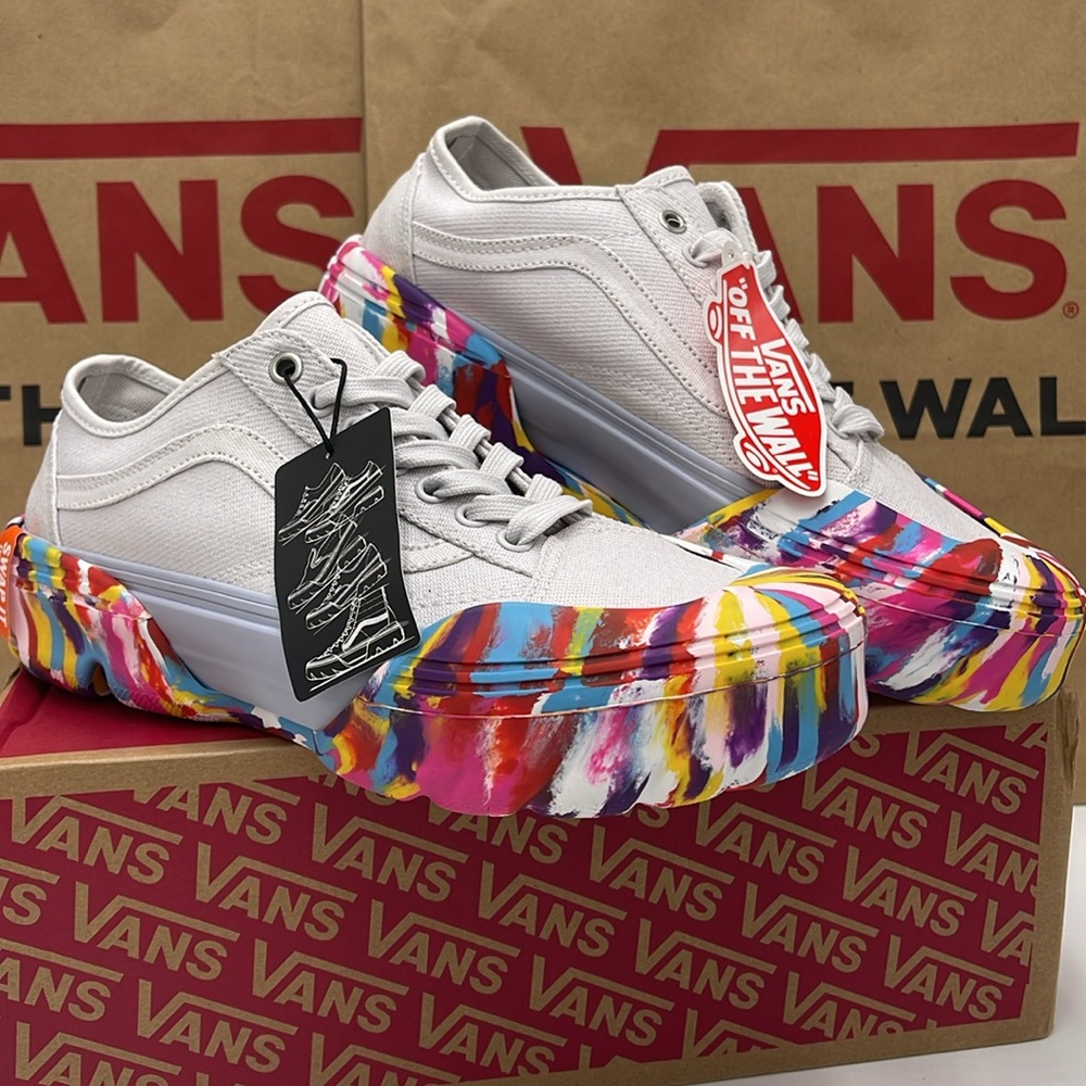 Vans WMNS White Sneakers Colorful Sole Old Skool Tape
Rainbow Swirl Nimbus Cloud - Picture 4 of 17
